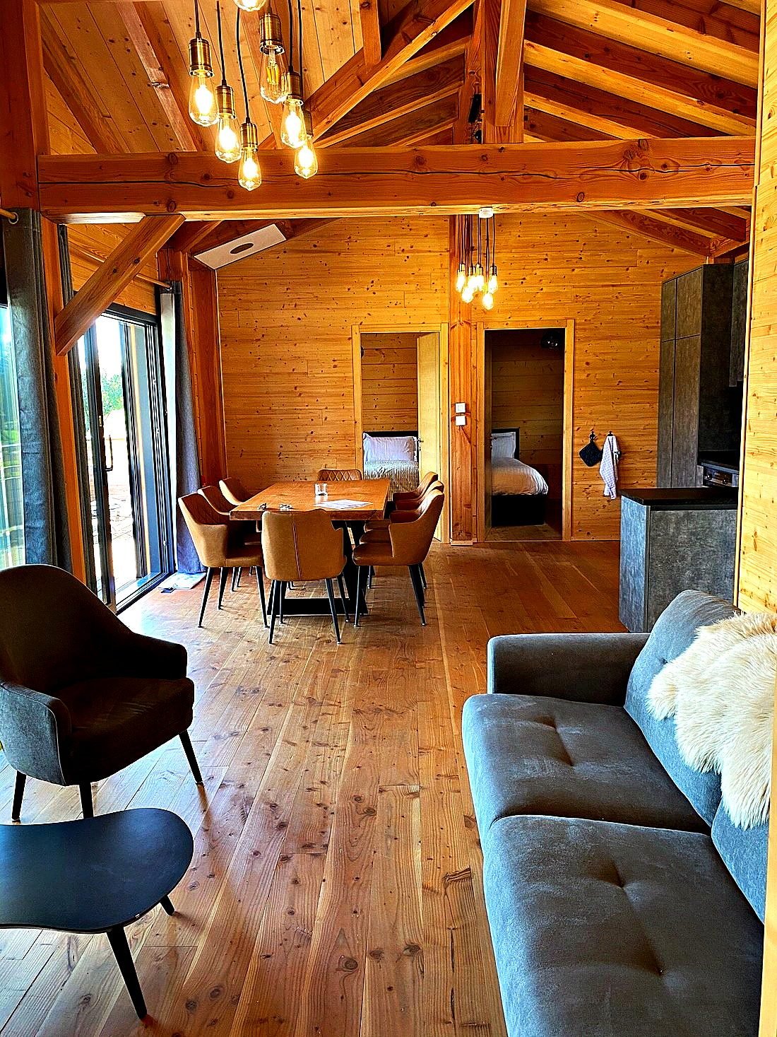 Küche und Esszimmer im Confort-Chalet in Anzère